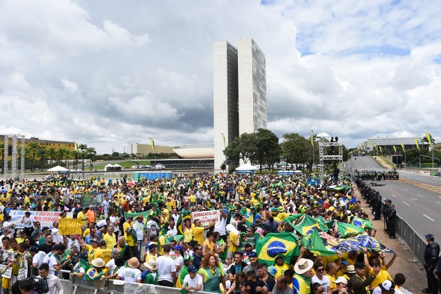 Apoiadores de Jair Bolsonaro, novo presidente do Brasil, aguardam na Praça dos Três Poderes o início da cerimônia de posse em Brasília - 01/01/2019