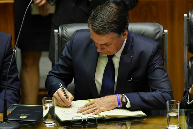 Presidente Jair Bolsonaro assina termo de posse durante cerimônia em Brasília - 01/01/2018