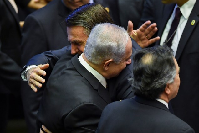 O presidente do Brasil, Jair Bolsonaro, cumprimenta o primeiro-ministro israelense Benjamin Netanyahu, durante cerimônia de posse, no Congresso em Brasília - 01/01/2019