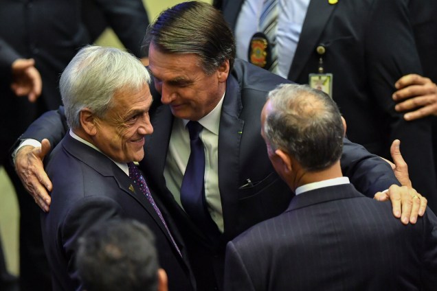 O presidente do Brasil, Jair Bolsonaro, saúda o presidente do Chile, Sebastian Piñera, durante cerimônia de posse, no Congresso em Brasília - 01/01/2019