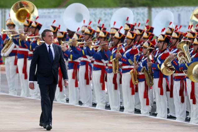 Presidente Jair Bolsonaro, revista as tropas após a cerimônia de posse no Congresso Nacional, em Brasília - 01/01/2019