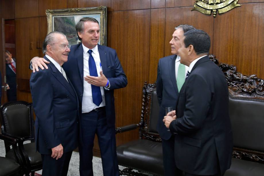 Presidente da República Jair Bolsonaro e o vice general Hamilton Mourão cumprimentam o presidente do Senado Eunício Oliveira e o ex-presidente da República José Sarney após cerimônia de posse no Congresso Nacional - 01/01/2018