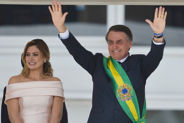 Presidente Jair Bolsonaro saúda o povo depois de receber a faixa presidencial