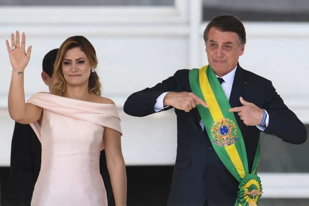 Presidente Jair Bolsonaro, aparece ao lado de sua esposa Michelle Bolsonaro, depois de receber a faixa presidencial de Michel Temer, no Palácio do Planalto, em Brasília - 01/01/2018