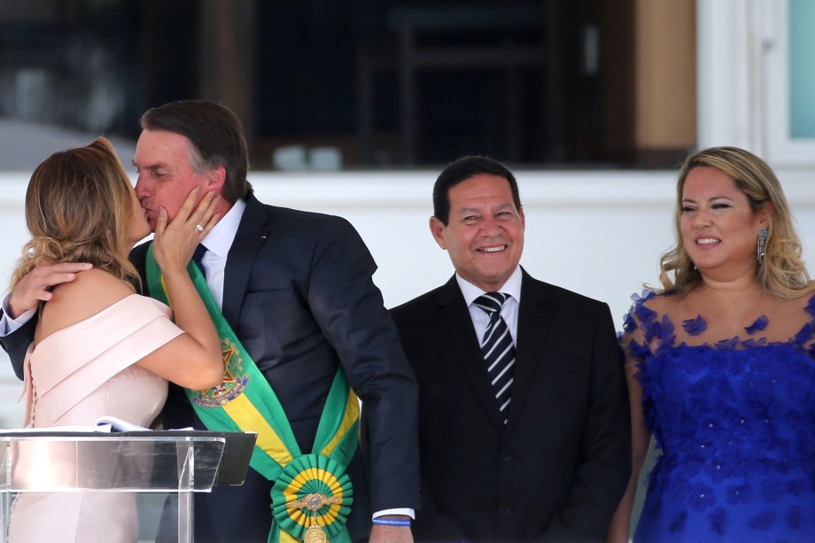 Presidente Jair Bolsonaro, beija sua esposa, Michelle Bolsonaro, durante seu discurso no Palácio do Planalto, em Brasília - 01/01/2018