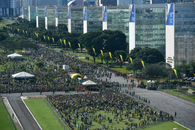 Apoiadores do presidente Jair Bolsonaro caminham na Esplanada dos Ministérios  durante a cerimônia de posse no Congresso Nacional em Brasília - 01/01/2018