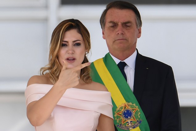 A primeira-dama Michelle Bolsonaro discursa em língua de sinais após Jair Bolsonaro receber a faixa presidencial, no Palácio do Planalto em Brasília - 01/01/2018