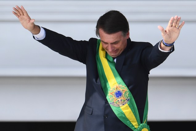 Presidente Jair Bolsonaro, saúda o público depois de receber a faixa presidencial de Michel Temer, no Palácio do Planalto, em Brasília - 01/01/2018