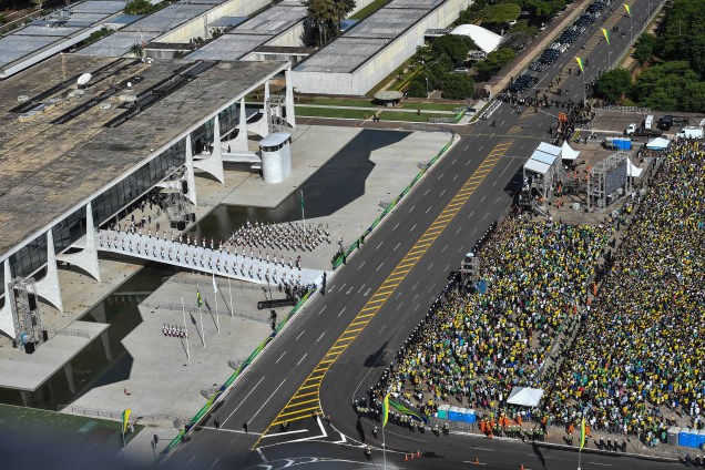 Apoiadores do novo presidente do Brasil, Jair Bolsonaro, se reúnem em frente ao Palácio do Planalto em Brasília - 01/01/2018