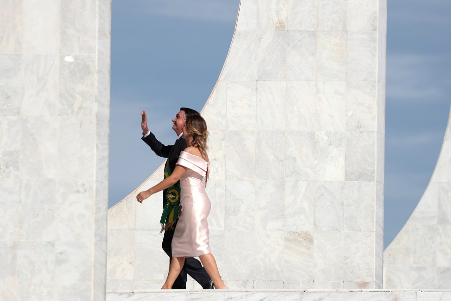 Presidente do Brasil, Jair Bolsonaro e sua esposa Michelle Bolsonaro, acenam para os apoiadores no Palácio do Planalto, em Brasília - 01/01/2019