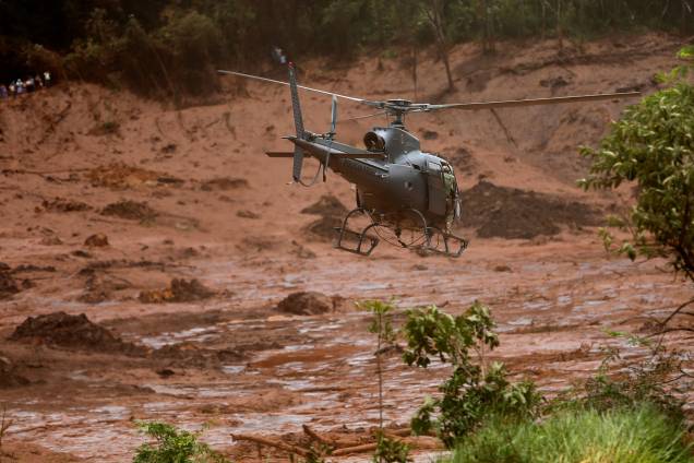 Helicóptero de resgate sobrevoa a área atingida pela lama da barragem de rejeitos da mineradora Vale que rompeu em Brumadinho (MG) - 27/01/2019