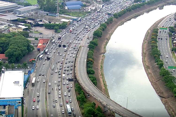 Prefeitura de São Paulo interdita ponte na Marginal Tietê que dá acesso à via Dutra - 23/01/2019