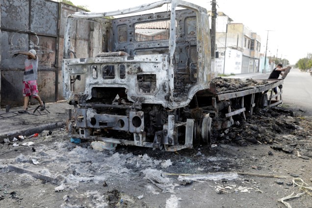 Caminhão fica completamente destruído após ser incendiado por criminosos durante onda de ataques em Fortaleza, Ceará - 07/01/2018
