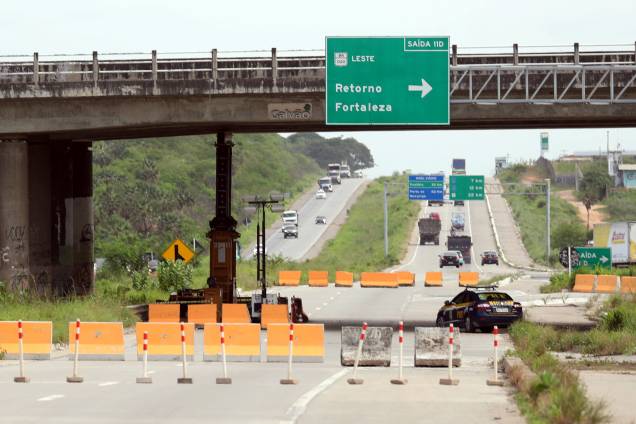 Viaduto na rodovia BR-020, teve a estrutura comprometida, após uma de suas colunas ter sido atingida por uma bomba lançada por criminosos em Fortaleza, no Ceará - 08/01/2019
