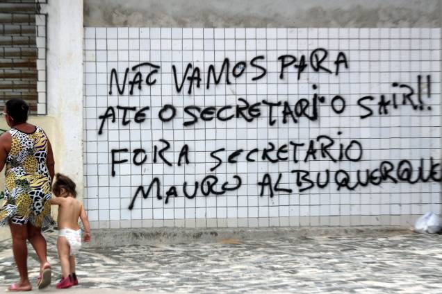 Pichação em muro pede a saída do secretário de Administração Penitenciária do Ceará, Luís Mauro Albuquerque em Fortaleza - 07/01/2019