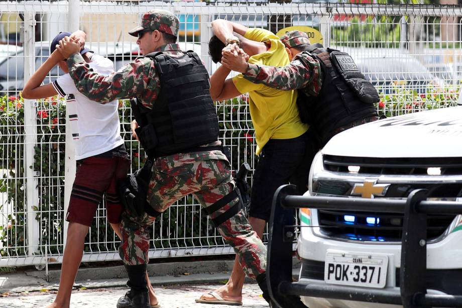 Policiais revistam suspeitos em rua de Fortaleza (CE) - 09/01/2019