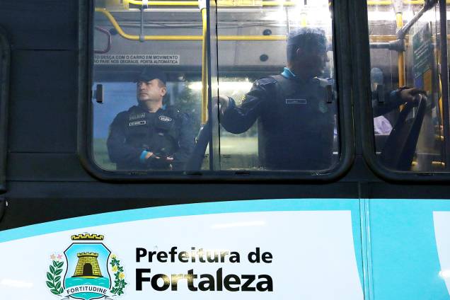 Policiais escoltam moradores dentro de ônibus na cidade de Fortaleza (CE) - 09/01/2019