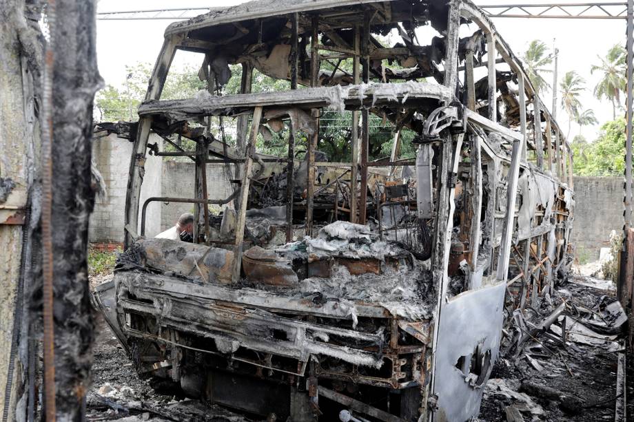 Ônibus usado por banda de forró é incendiado em garagem durante onda de violência que atinge Fortaleza (CE) - 10/01/2019