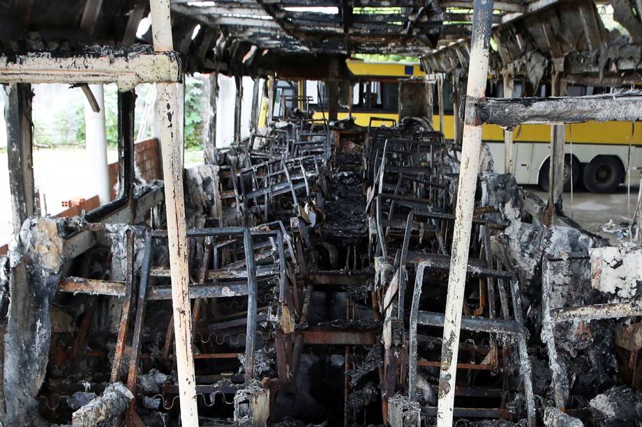 Ônibus usado por banda de forró é incendiado em garagem durante onda de violência que atinge Fortaleza (CE) - 10/01/2019