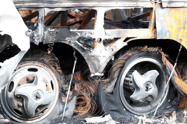 Ônibus usado por banda de forró é incendiado em garagem durante onda de violência que atinge Fortaleza (CE) - 10/01/2019