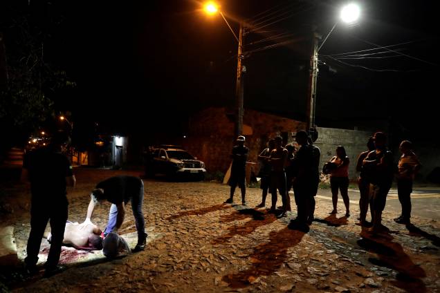 Técnicos forenses inspecionam o cadáver de um homem não identificado nos arredores de Fortaleza - 11/01/2019