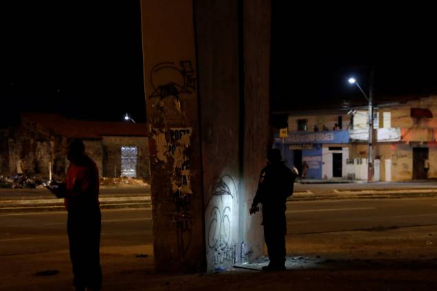 Policiais inspecionam uma das colunas do viaduto da Yipióca que foi danificada por uma bomba em Fortaleza, no Ceará - 11/01/2019