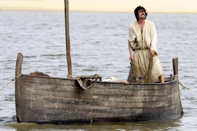 Caio Junqueira interpreta Pedro no episódio 'Pesca Maravilhosa' da série bíblica 'Milagres de Jesus' da Record