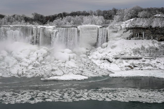 As águas do Rio Niagara correm ao redor de pedras e plantas congeladas após uma frente fria em Ontario, no Canadá - 23/01/2019