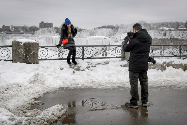 Casal tira fotos nas paisagens congeladas das Cataratas do Niágara, em Ontário, Canadá - 23/01/2019
