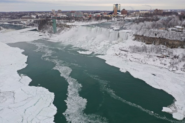 Foto tirada do lado americano mostra o gelo sobre o Rio Niágara e ao redor das quedas d'água, em Nova York - 23/01/2019