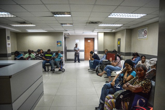 Pacientes aguardam durante horas para serem atendidos do Hospital Vargas em Caracas, Venezuela - 10/05/2018