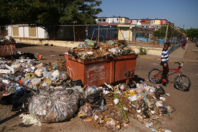 Lixo deixado nas avenidas e ruas dos complexos habitacionais do município de São Francisco, na Venezuela - 27/12/2018