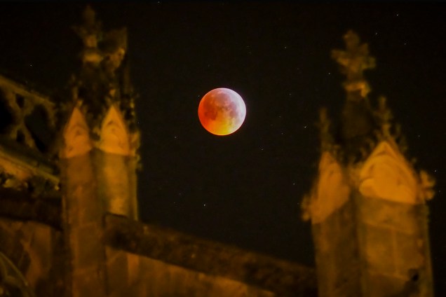 A lua de sangue é vista durante o eclipse lunar atrás da catedral de Tours, no centro da França - 21/01/2019