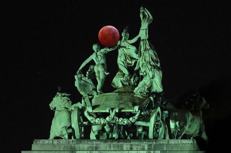 A lua durante sua fase de eclipse total é fotografa acima do arco do Cinquentenário em Bruxelas, na Bélgica - 21/01/2019