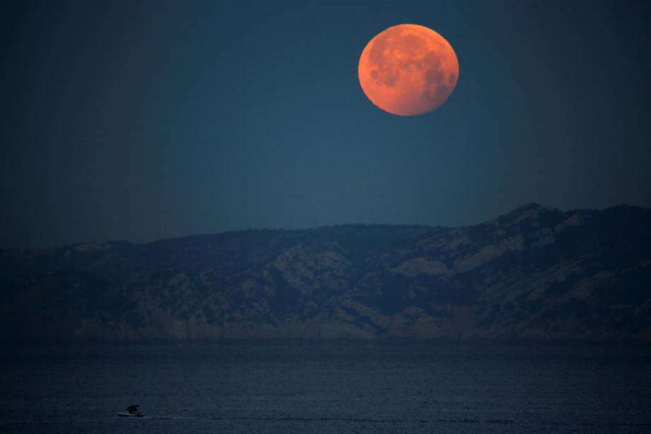 Eclipse lunar total é observado na cidade de Marseille, na França - 21/01/2019