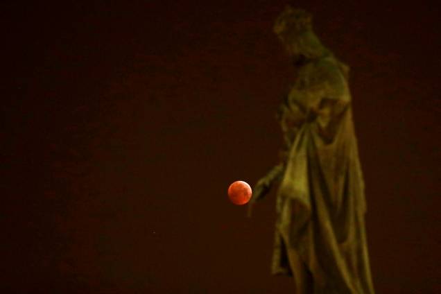 Lua de sangue é vista durante o ápice do eclipse em Praga, na República Checa - 21/01/2019 Lua de sangue é vista durante o ápice do eclipse em Praga, na República Checa - 21/01/2019