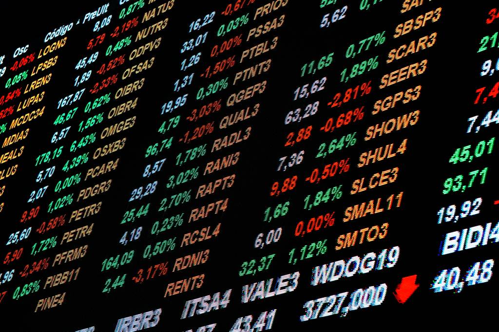 Ibovespa recua a 146 mil pontos após renovar máxima no pregão anterior