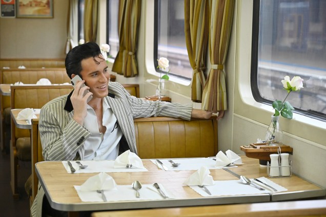 Homem vestido como Elvis Presley fala ao telefone no trem que leva ao Parkes Elvis Festival, em Sydney, na Austrália - 10/01/2019