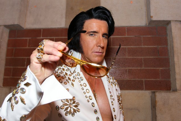Steve Fletcher, também conhecido como 'Kinglsey Rock', posa para foto vestido como o cantor Elvis Presley na Estação Central antes de embarcar no 'Elvis Express' - o trem que leva ao Parkes Elvis Festival - 10/01/2019