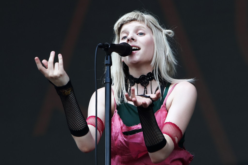 A cantora norueguesa Aurora faz sucesso com a música “Scarborough Fair”,  tema da novela “Deus Salve O Rei”, Notícias