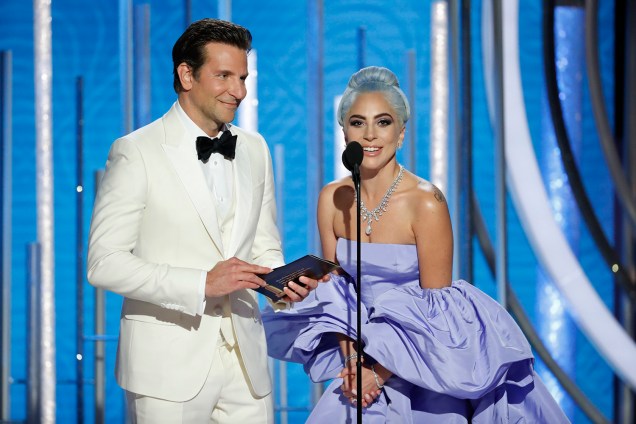 Bradley Cooper e Lady Gaga apresentam o prêmio de melhor ator em série de comédia, durante o Globo de Ouro - 06/01/2019