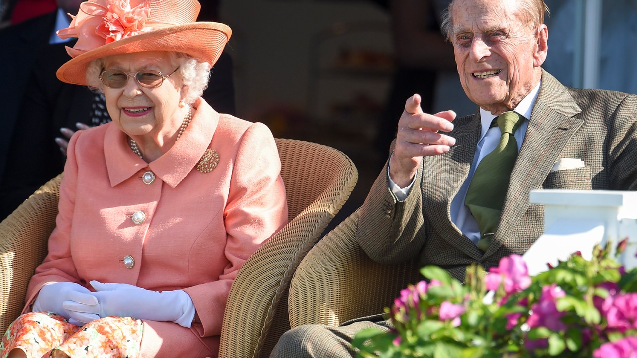 Príncipe Philip, Duque de Edimburgo e a Rainha Elizabeth II durante a Royal Windsor Cup em Egham, Inglaterra - 24/06/2018