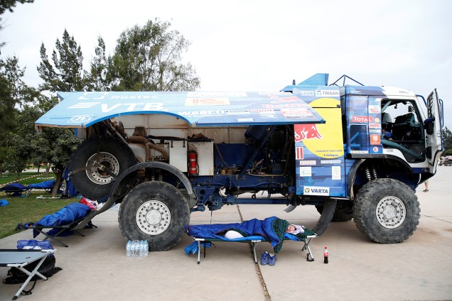 Parte da equipe Kamaz Master descansa antes do início de etapa durante o Rally Dakar 2019 - 11/01/2019