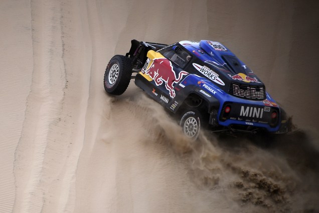 O piloto espanhol Carlos Sainz e o copiloto Lucas Cruz participam da oitava etapa do Rally Dakar 2019, entre San Juan de Marcona e Pisco, no Peru - 15/01/2019