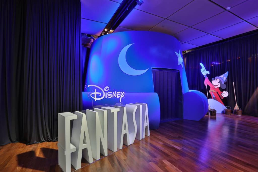 Espaço dedicado ao filme 'Fantasia' na 'Exposição Mickey 90 anos'