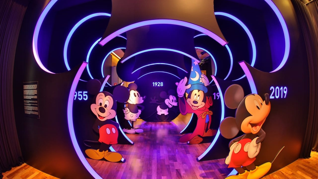 Mickey em suas diferentes versões, parte da 'Exposição Mickey 90 Anos'
