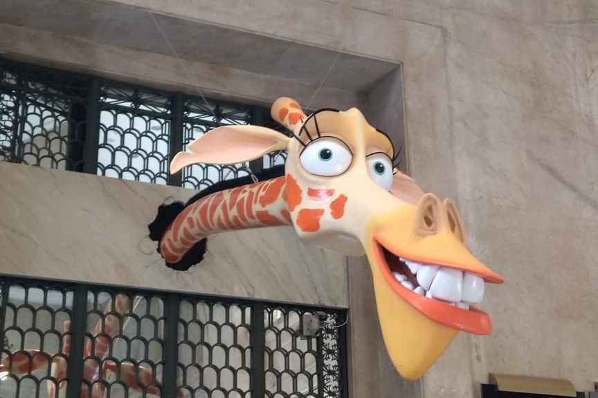 Melman, de 'Madagascar', na entrada do CCBB, no Rio de Janeiro