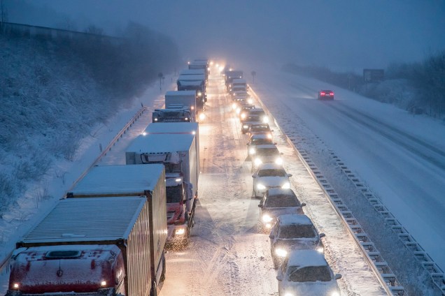 Veículos ficam presos no trânsito durante uma nevasca em Stollberg, na Alemanha - 09/01/2019