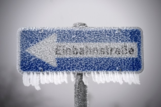 Uma placa congelada é vista na montanha Wasserkuppe, região de Rhön, em Fulda, na Alemanha - 11/01/2019