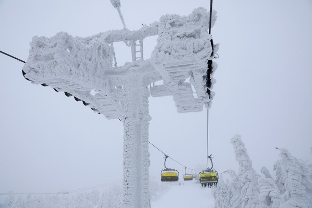 Um teleférico na montanha Skrzyczne fica coberto de neve após um dia de inverno em Szczyrk, na Polônia - 09/01/2019